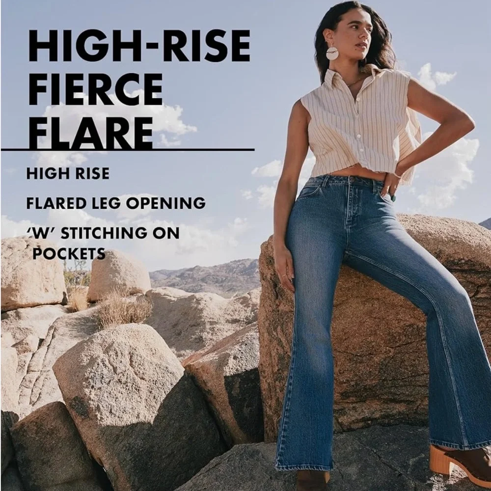 NWT! Wrangler Retro Y2K Light Wash High Rise Flared Curve-Hugging Jeans 4/27x34 - Picture 8 of 8